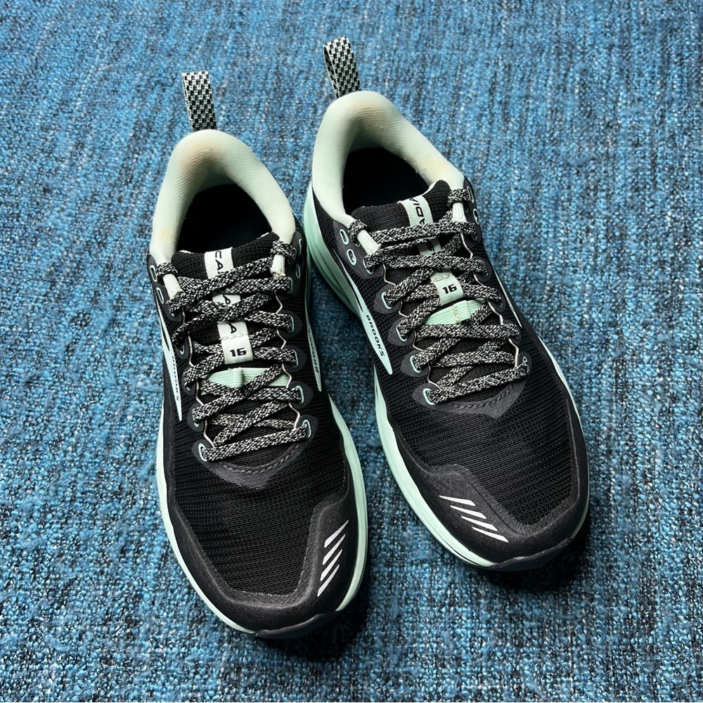 Brooks Cascadia 16 Trail Running Shoes in Black Ebony Yucca WIDE Width - Picture 2 of 9